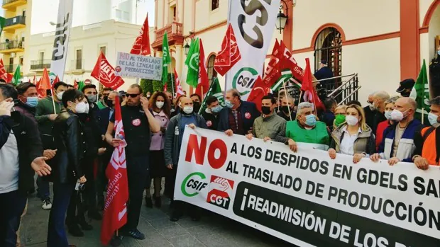 La plantilla de Santa Bárbara clama en la calle por la readmisión de los 21 despedidos en la planta de Alcalá