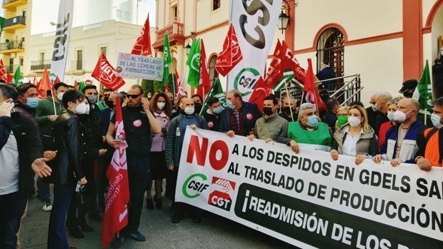 La plantilla de Santa Bárbara clama en la calle por la readmisión de los 21 despedidos en la planta de Alcalá