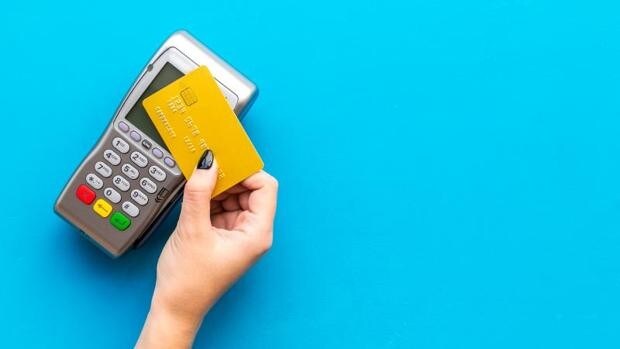 Críticas a las nuevas tarjetas de crédito diferido similares a las 'revolving' por sus costes disparados