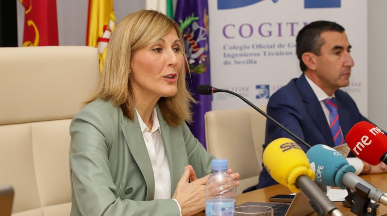 La decana de Cogitise, Ana Mª Jáuregui Ramírez, y el director del Colegio Profesional de Economistas de Sevilla, Francisco José Tato Jiménez