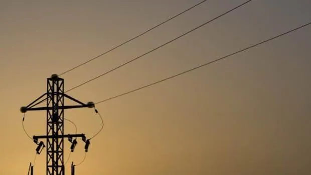 Los expertos urgen al Gobierno a bajar los impuestos de la electricidad para abaratar un 10% el recibo de la luz
