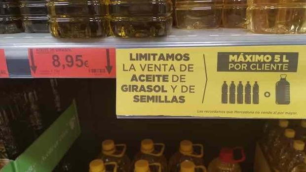 Las consecuencias de la guerra de Ucrania llegan a los supermercados andaluces: el aceite de girasol, el producto más buscado