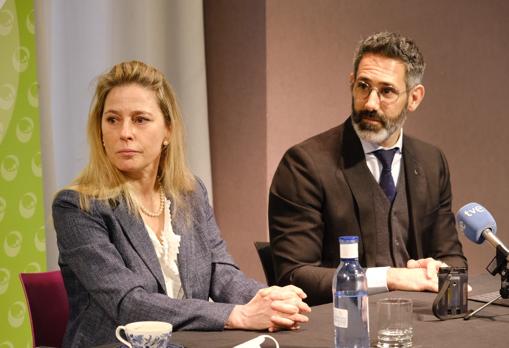 Sama Bilbao, el jueves, con el presidente de la SNE, Héctor Dominguis, en Madrid