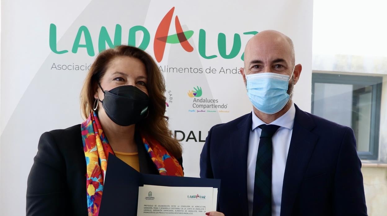 La consejera de Agricultura, Ganadería, Pesca y Desarrollo Sostenible, Carmen Crespo y el presidente de la Asociación Empresarial Alimentos de Andalucía (Landaluz), Álvaro Guillén