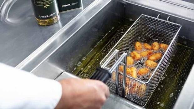 El aceite de girasol escasea por la guerra de Ucrania y esta es la mejor alternativa para freír (y no es AOVE)