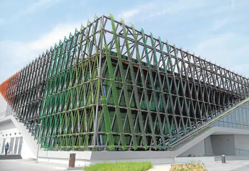 El vidrio fotovoltaico de Onyx Solar sombrea el edificio, lo aisla térmica y acústicamente y proporciona energía, como en este edificio de la Universidad de Dubai