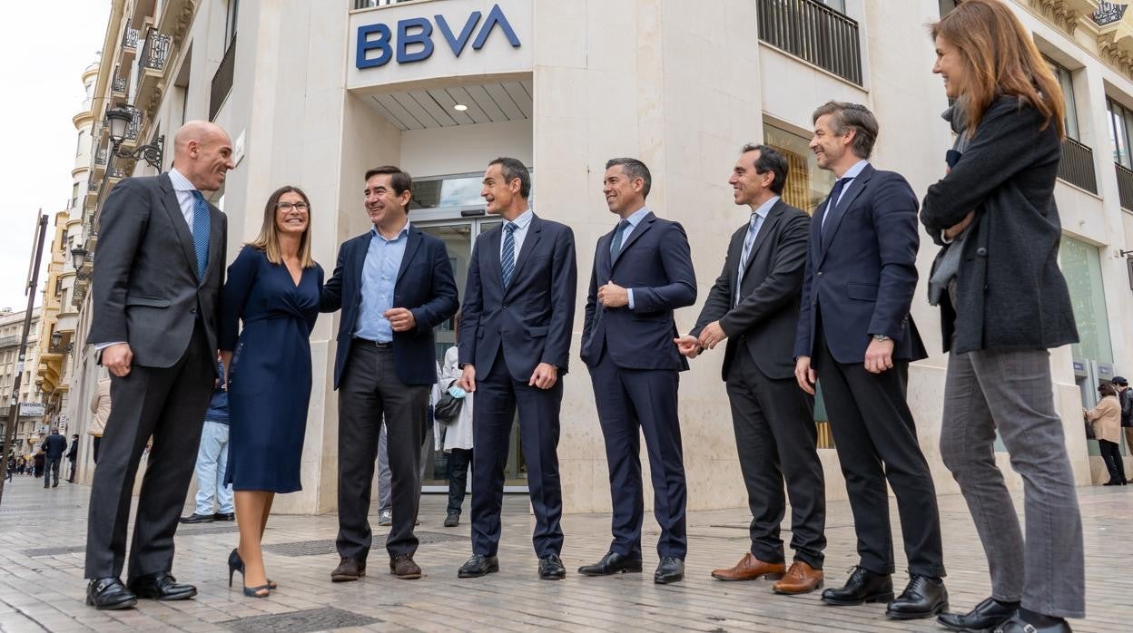 Carlos Torres, presidente de BBVA (tercero por la izquierda), en Málaga, con el equipo directivo del Banco en Andalucía