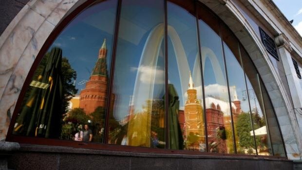 McDonald's, CocaCola y Starbucks suspenden sus operaciones en Rusia