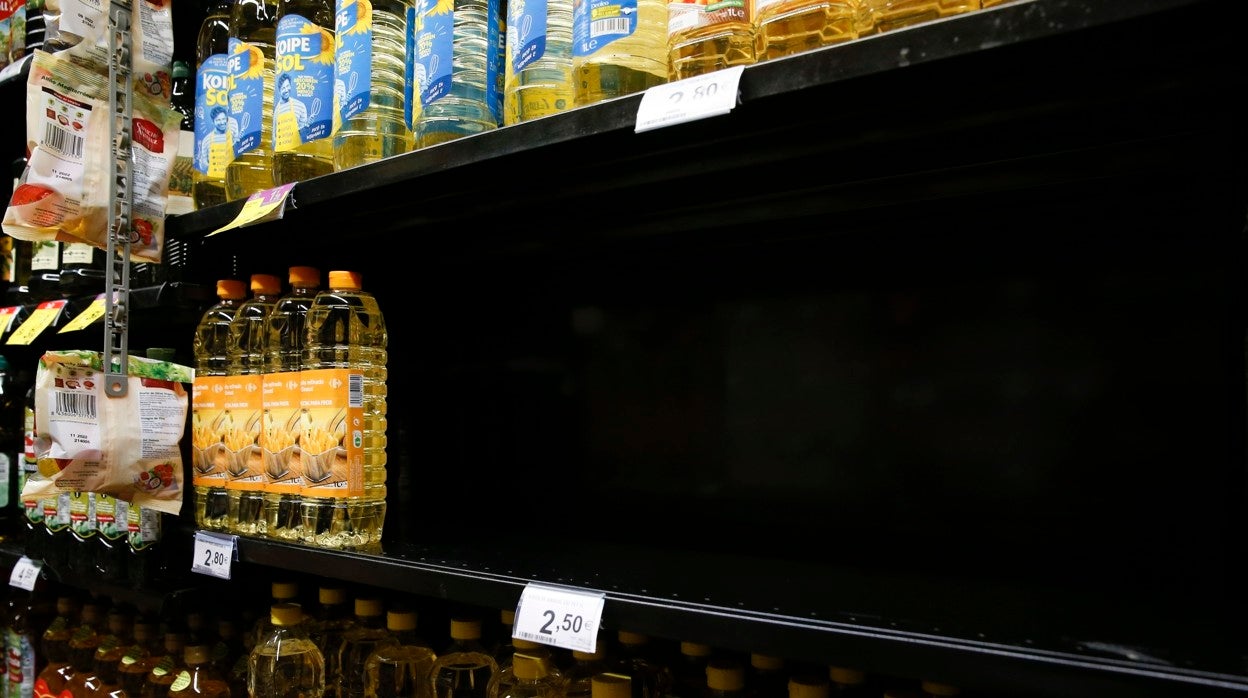 Un estante semivacío de aceite de girasol en un supermercado