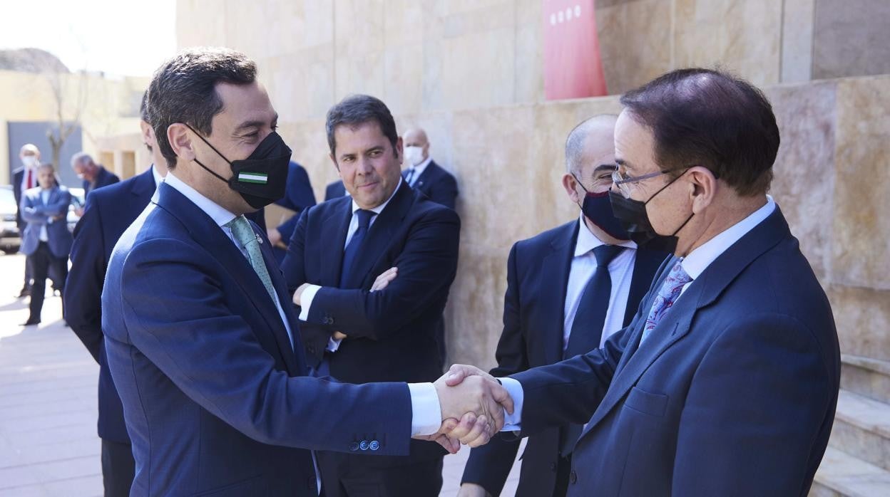 El empresario malagueño Javier González de Lara recibe la felicitación del presidente de la Junta, Juan manuel Moreno Bonilla, tras su reelección al frente de la patronal andaluza