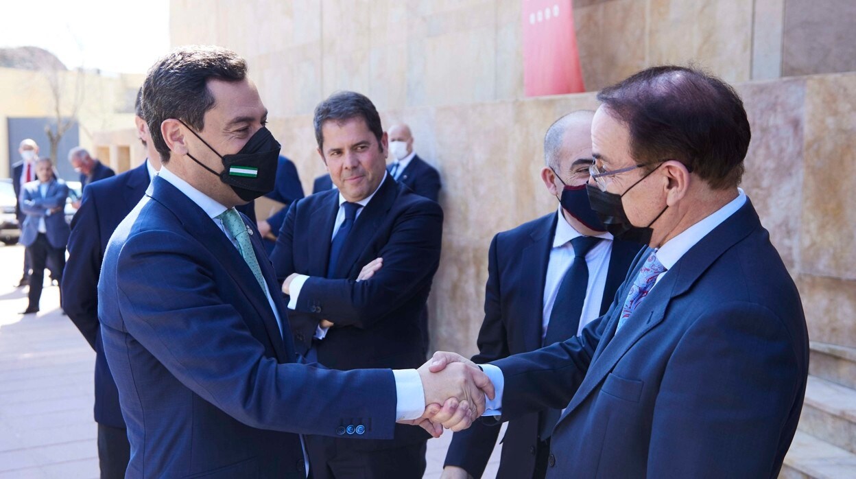 El presidente de la Junta, Juan Manuel Moreno Bonilla, saluda al recién reelegido presidente de la Confederación de Empresarios de Andalucía (CEA), Javier González de Lara