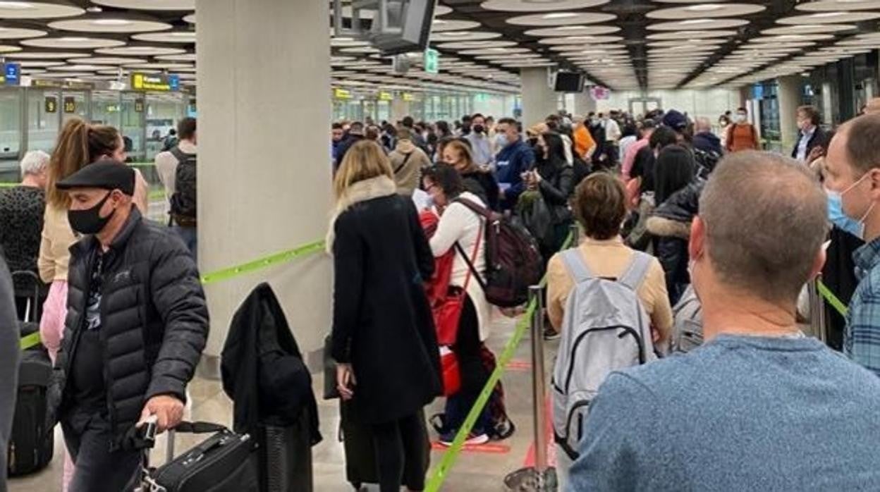 Cola de pasajeros en uno de los controles del aeropuerto de Barajas