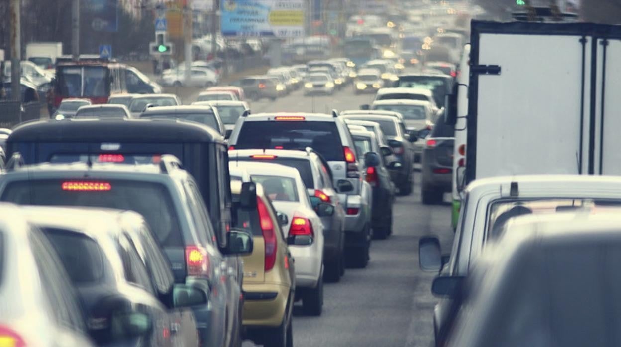 Montero ultima un golpe fiscal al automóvil con los carburantes en máximos