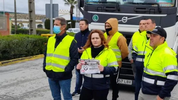 Los piquetes paralizan la entrada de camiones de mercancía en la entrada a Sevilla