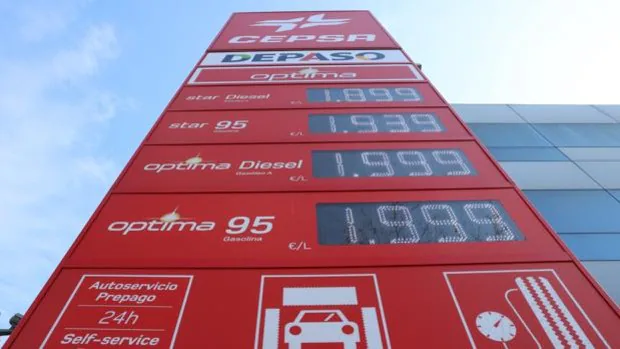 Los precios de los carburantes empiezan a bajar muy despacio, pero siguen en máximos
