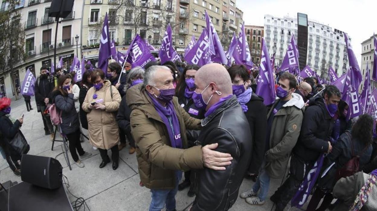 Los secretarios generales de UGT, Pepe Álvarez (cd) y de CCOO, Unai Sordo (ci) durante el 8M