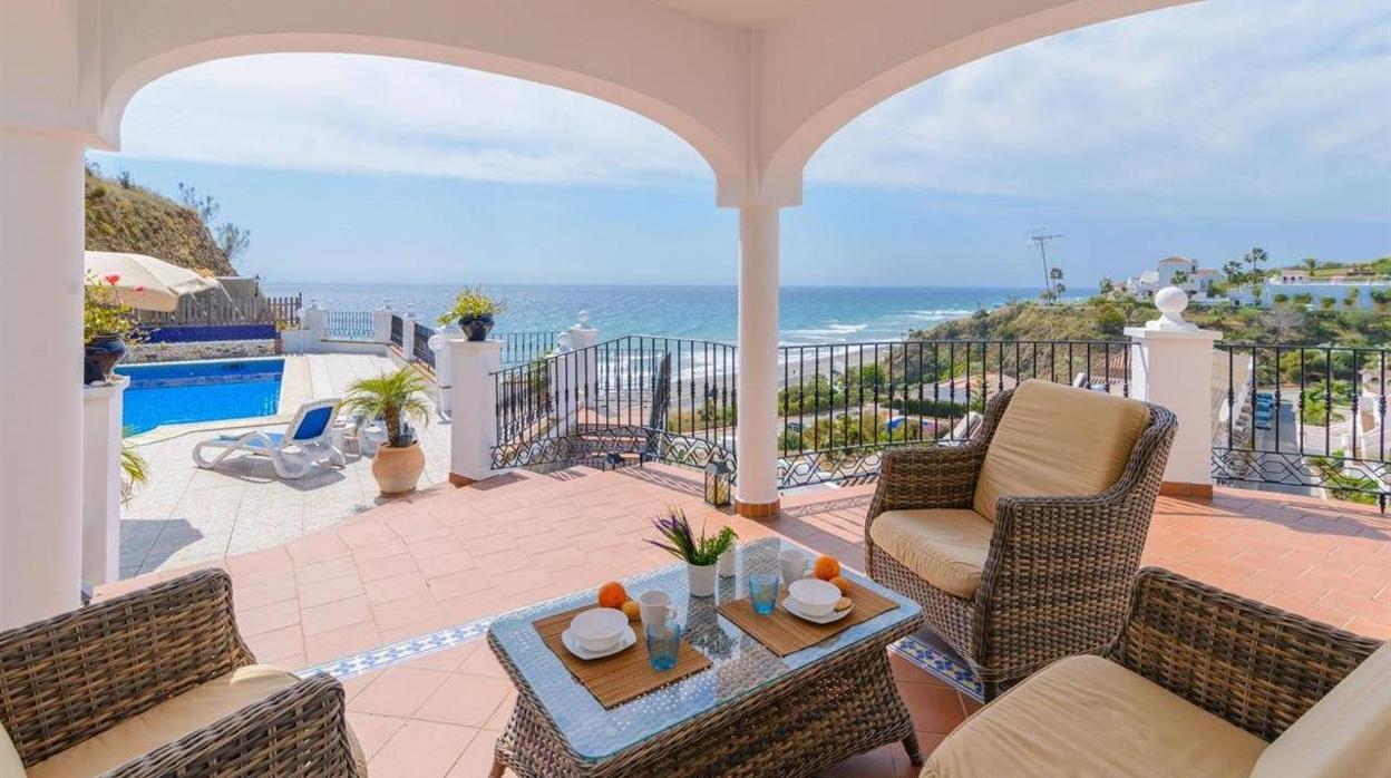 Porche y terraza con vistas al Mediterráneo en Torrox