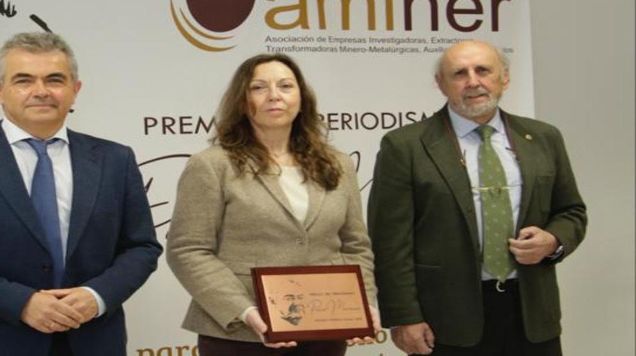 La premiada sostiene la placa conmemorativa junto al presidente de Aminer, Luis Vega, y el decano del Colegio Oficial de Ingenieros de Minas del Sur, Felipe Lobo