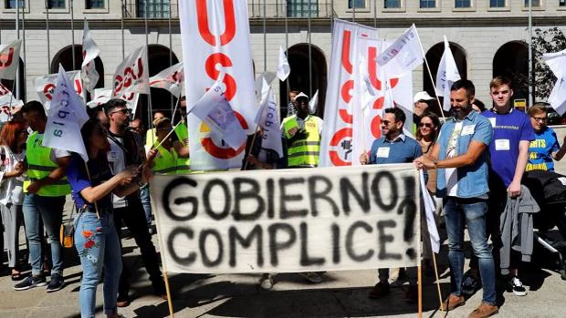 CEOE y sindicatos cargan contra los contratos públicos por actuar como freno para las subidas salariales