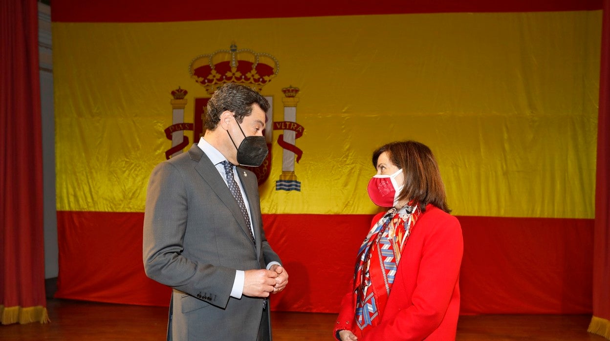 Juanma Moreno conversa con Margarita Robles durante un acto oficial celebrado en Sevilla