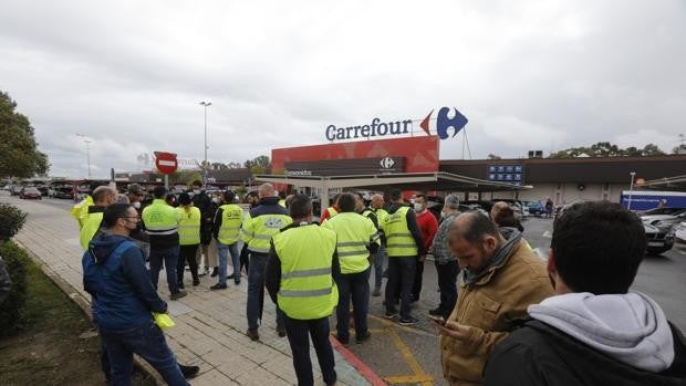 Fábricas andaluzas paran al no poder almacenar más stock por el paro de los transportistas