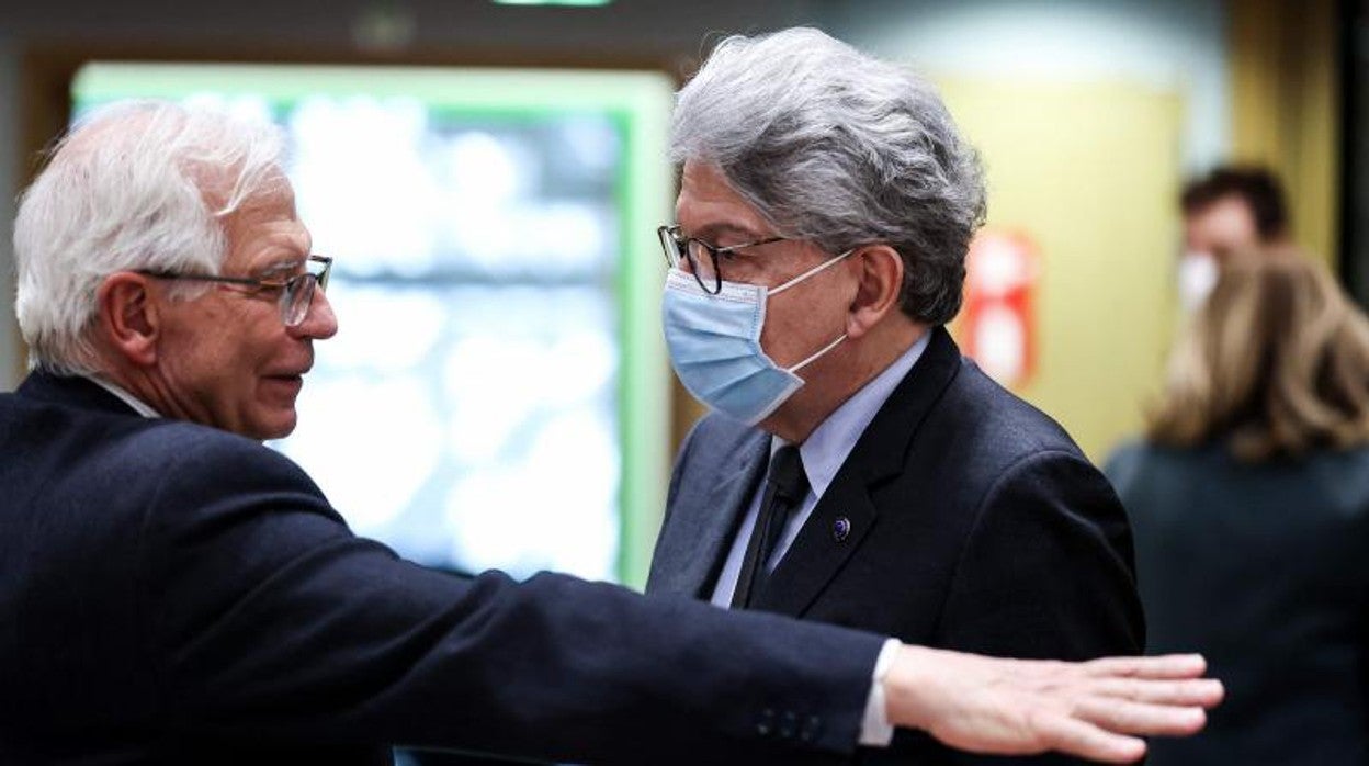 El comisario de Mercado Interno, Thierry Breton, junto a Josep Borrell