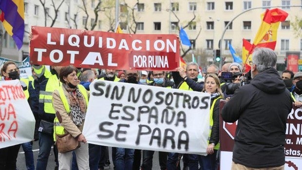 Los transportistas mantienen los paros «indefinidos» tras fracasar su reunión con el Gobierno