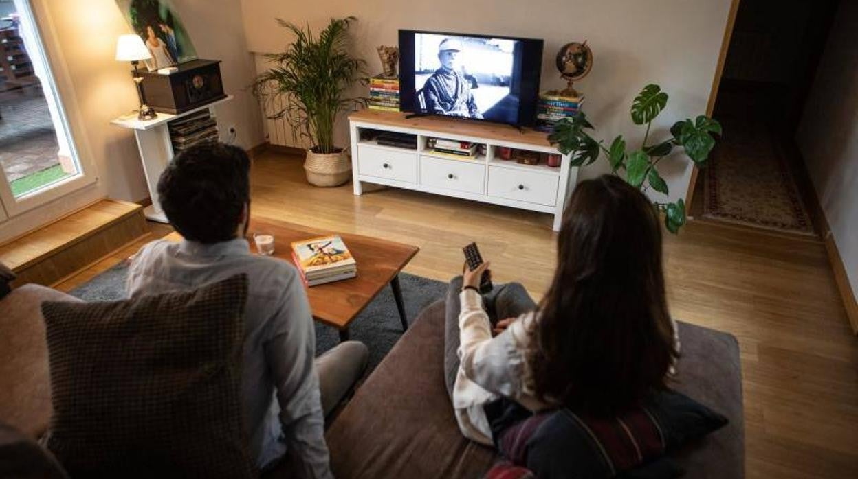 Jóvenes viendo películas de cine