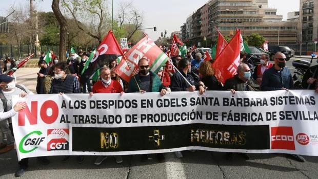 Más de un centenar de personas se concentran en Sevilla para exigir que en Santa Bárbara «no haya más despidos»