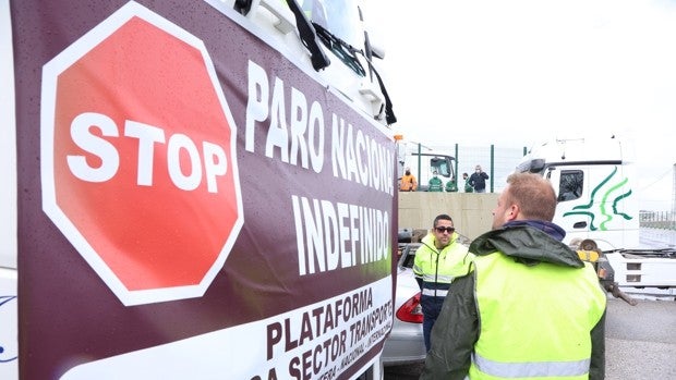 Andalucía recibe ya 54 ERTE por el paro de los transportistas y la guerra de Ucrania