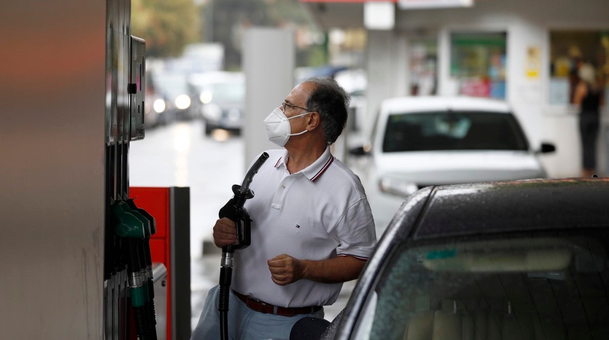 Un conductor se dispone a repostar en una gasolinera de Córdoba