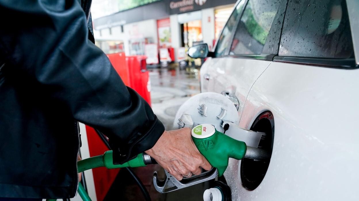 El precio del gasóleo supera al de la gasolina por primera vez y marca un máximo histórico