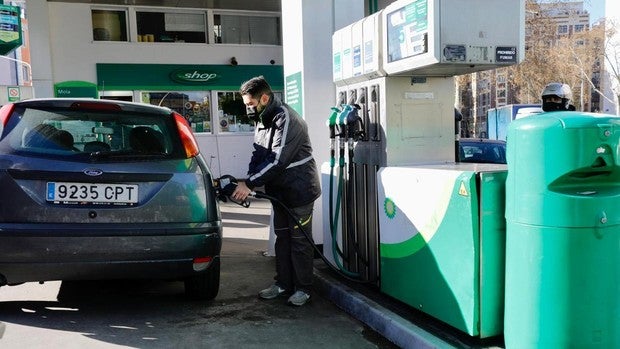 Así aplican las gasolineras los descuentos de 20 céntimos por litro a todos los clientes