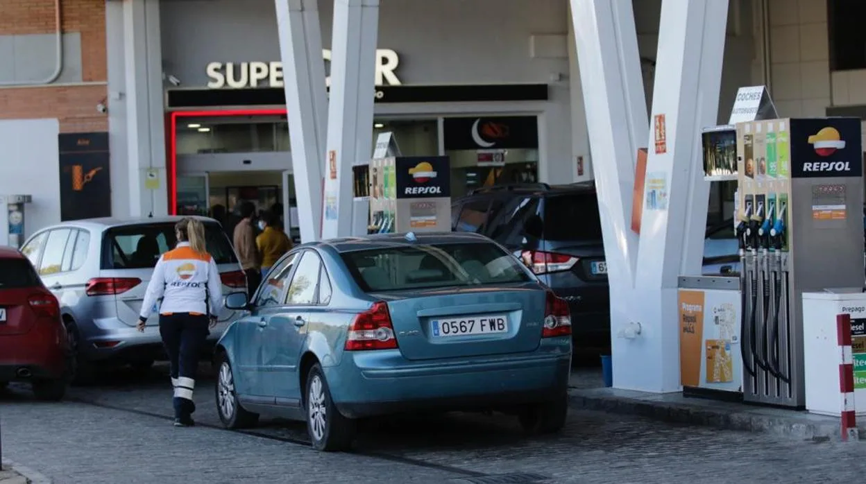 Gasolineras de Repsol están sufriendo un colapso informático este viernes por la llegada masiva de conductores con la entrada en vigor de los descuentos a los carburantes aprobados por el Gobierno central