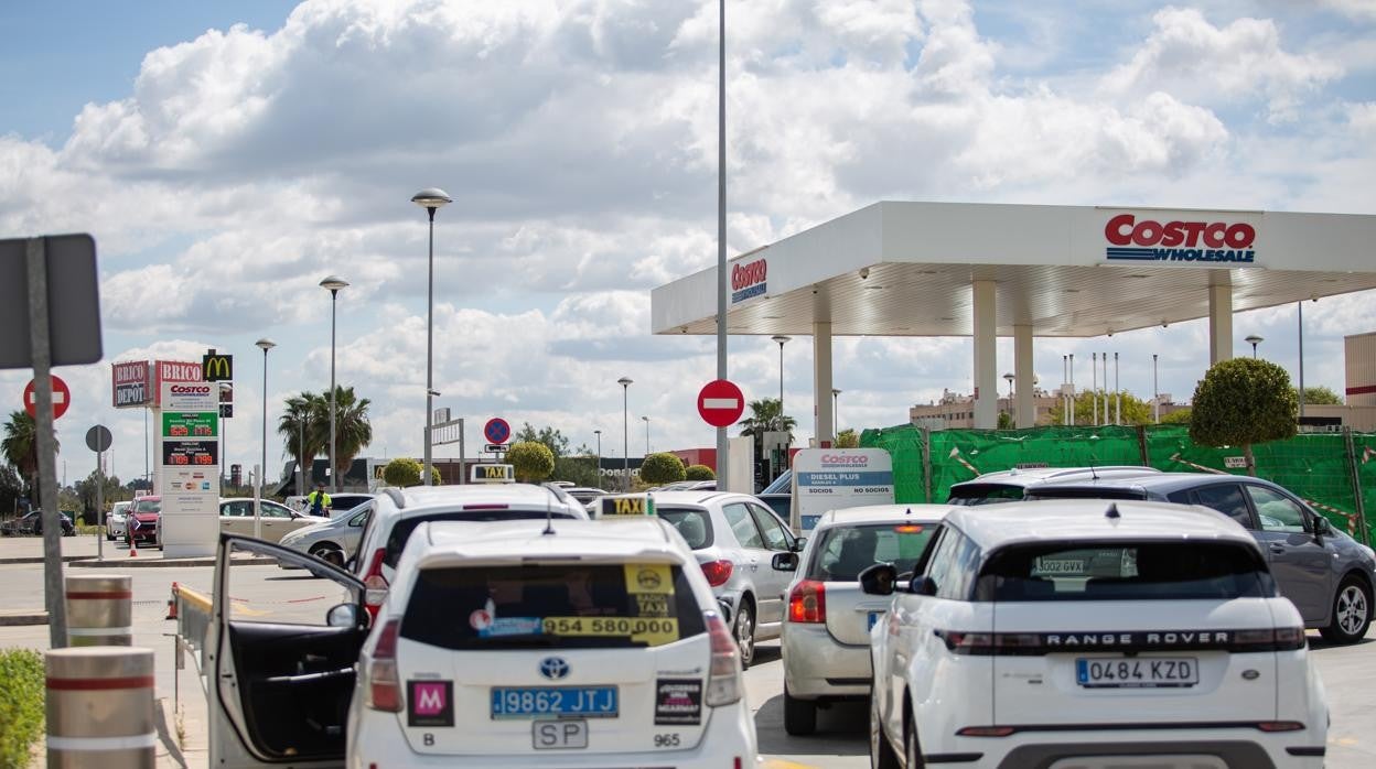 Colas para repostar en una gasolinera en Sevilla