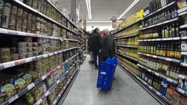 Del aceite de orujo a las sardinas, la lista de compra alternativa y barata para combatir la subida de precios