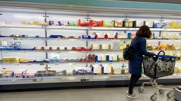 Dar menos producto sin bajar el precio, la ‘reduflación’ llega a las estanterías de los supermercados españoles