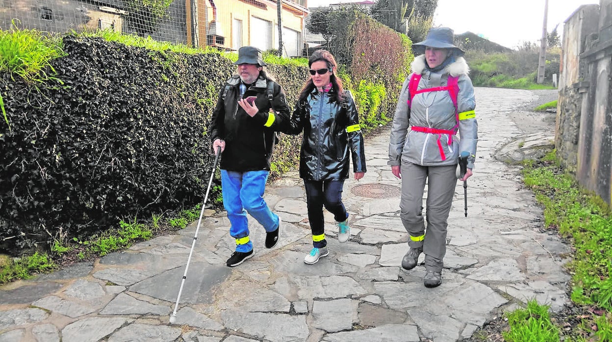 Peregrinos en plena ruta del ‘Camino de Santiago Accesible’