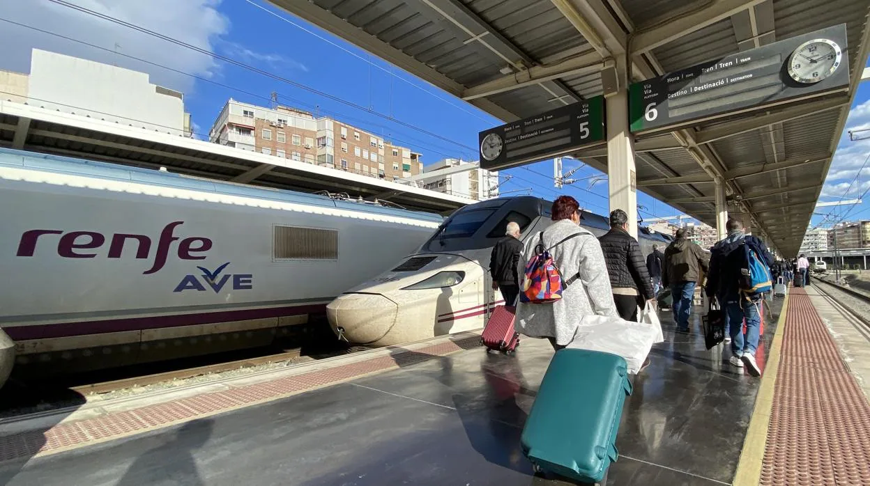 Imagen de un AVE tomada en la estación de Alicante