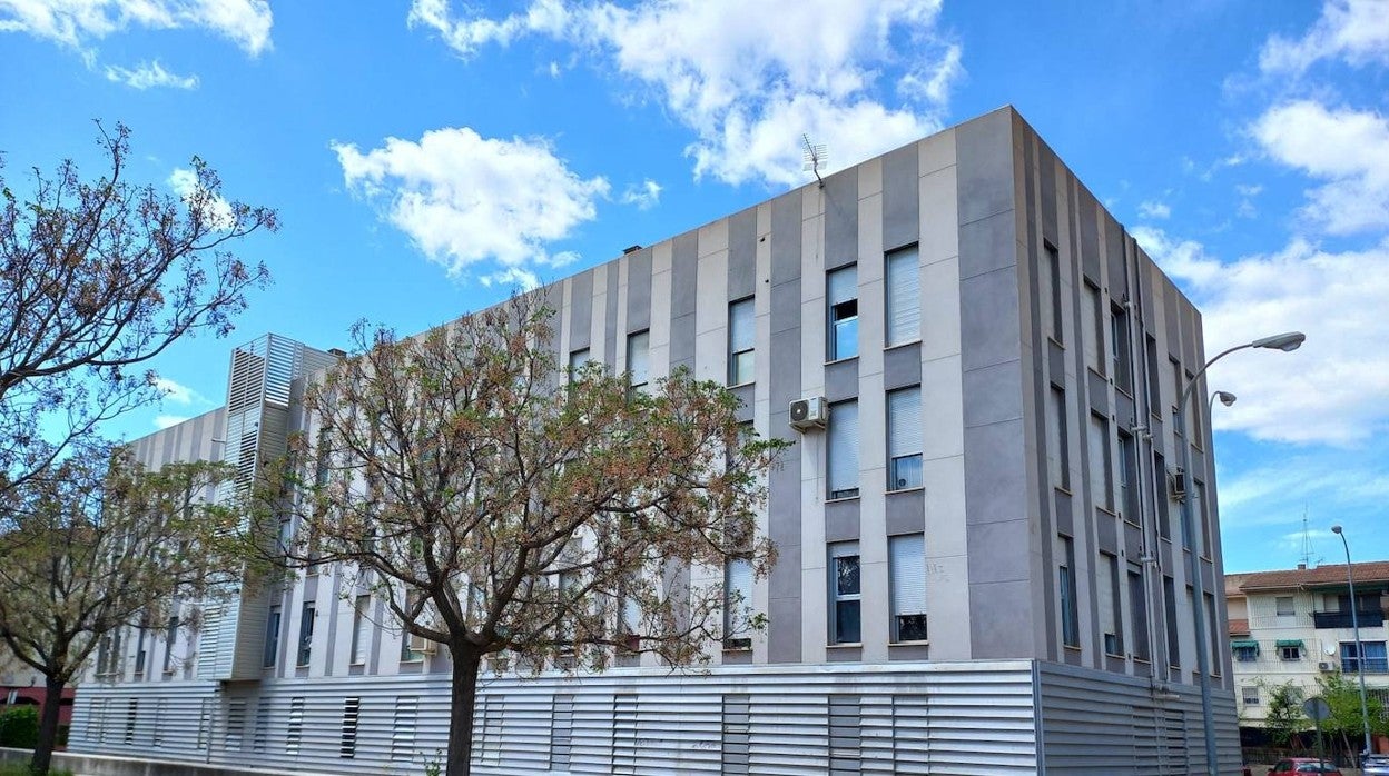 Edificio de viviendas en alquiler propiedad de la Junta de Andalucía, que ahora reduce rentas para evitar impagos y que queden desocupadas