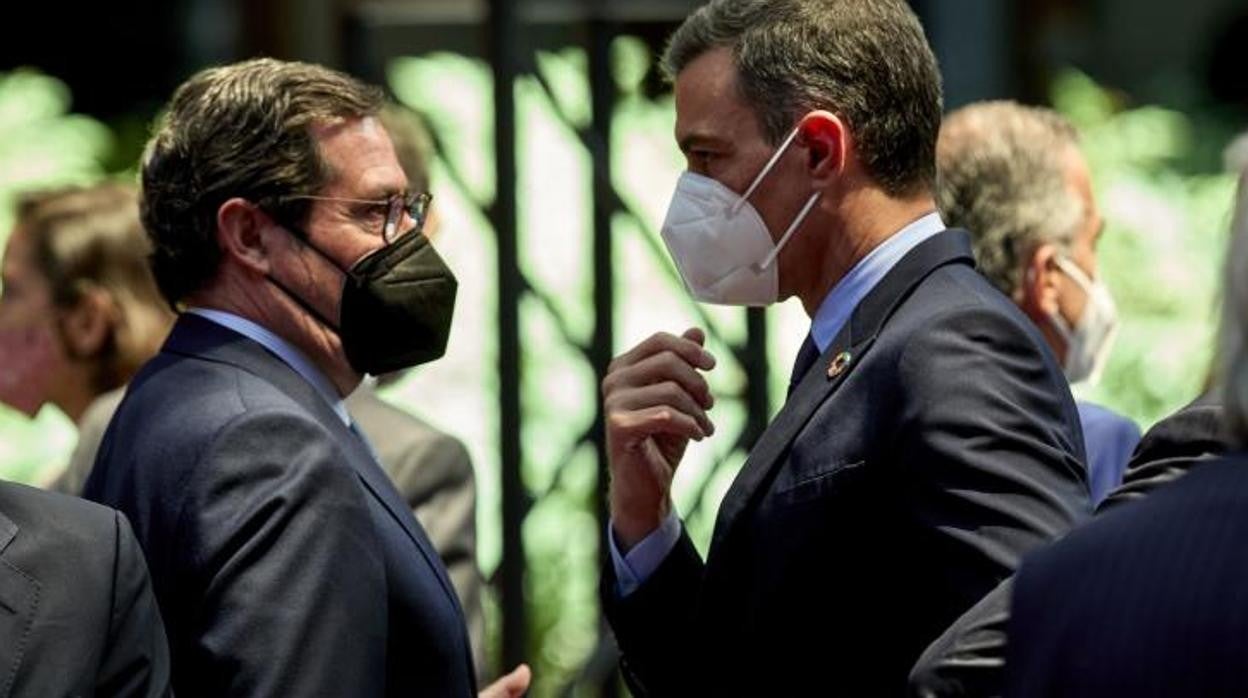 El presidente de CEOE, Antonio Garamendi, y el presidente del Gobierno, Pedro Sánchez