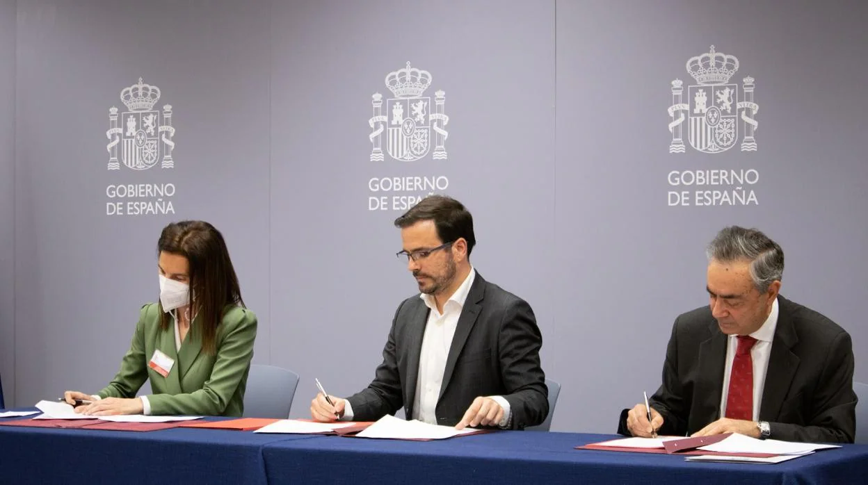 Firma del código de autorregulación del ministro Garzón con la AEFJ y Autrocontrol