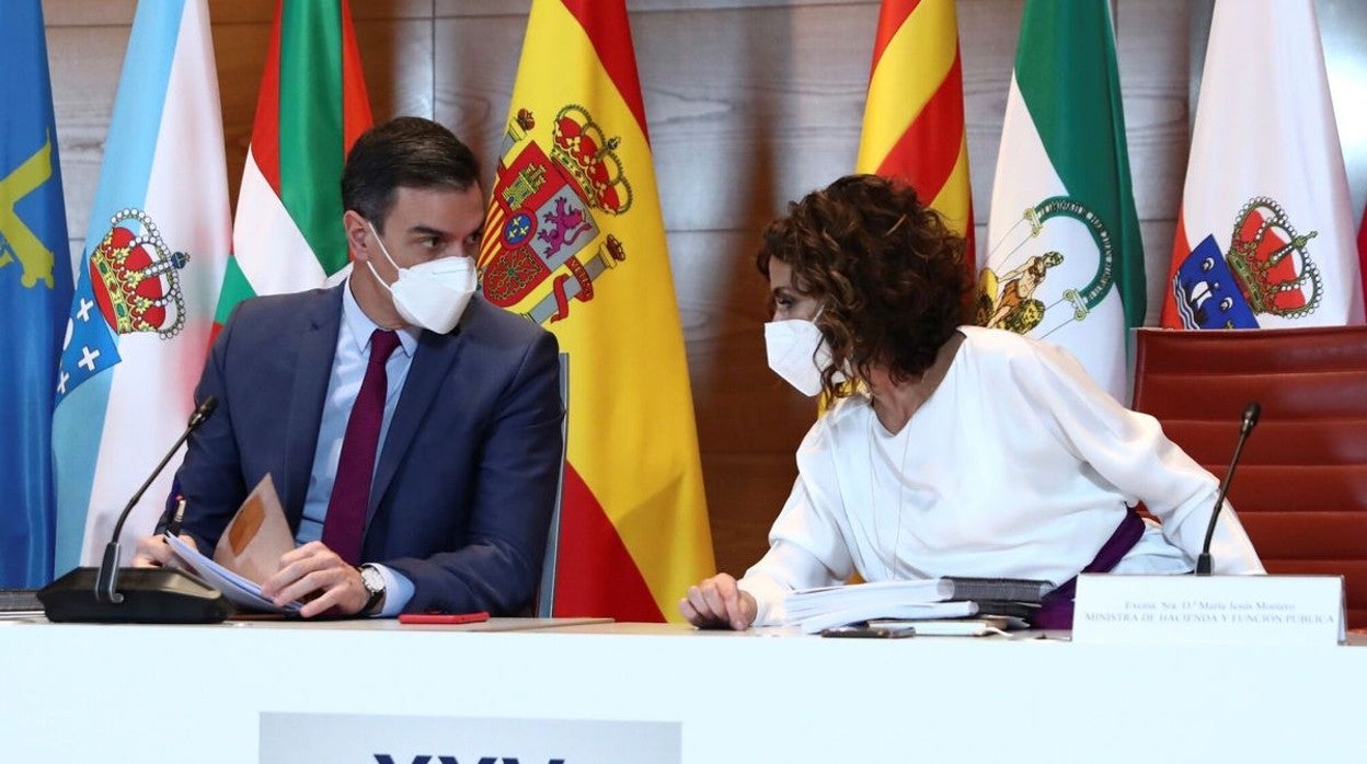 Pedro Sánchez y María Jesús Montero, en la Conferencia de Presidentes