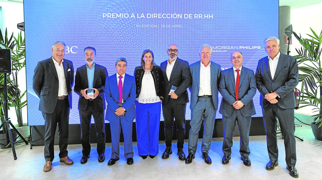 La foto de familia del acto: Alexis de Bretteville (Deputy CEO de Morgan Philips), Gerardo Lara López (director del Centro de Desarrollo y Proyectos de la Dirección General de Personas Sacyr), José Manuel Gallardo (director de RR.HH. Grupo Torrent), Teresa Coelho (HR Leader, Partner de KPMG), Álvaro Vázquez Losada (director de RR.HH Iberia &amp; Latam en Securitas Direct), Fernando Guijarro (director general de Morgan Philips Talent Consulting), Rafael Pérez (Chief HR Officer, Head of Legal, CSR, Communication &amp; IT de Campofrío -jurado-) y Alfredo Santos (director general de Morgan Philips Executive Search y FYTE -Find Your Talent Easily-)