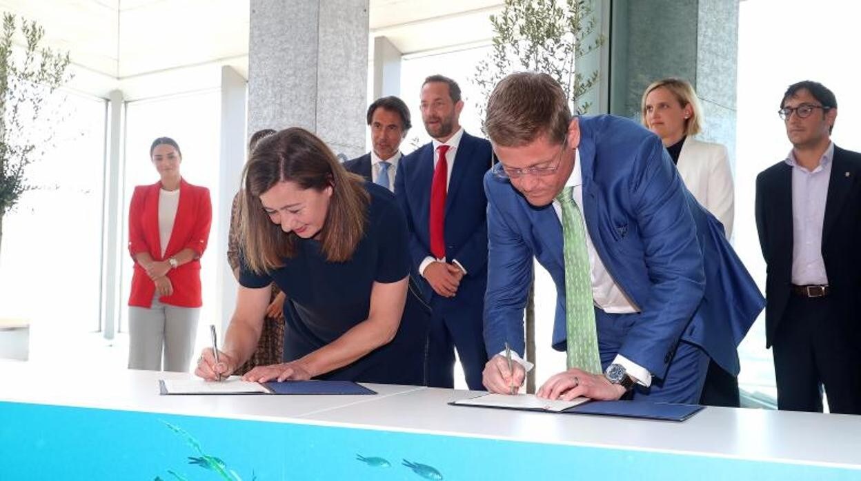 La presidenta del Govern, Francina Armengol (i), firma un acuerdo para la sostenibilidad del turismo de cruceros en el puerto de Palma, junto a representantes de las empresas del sector de cruceros