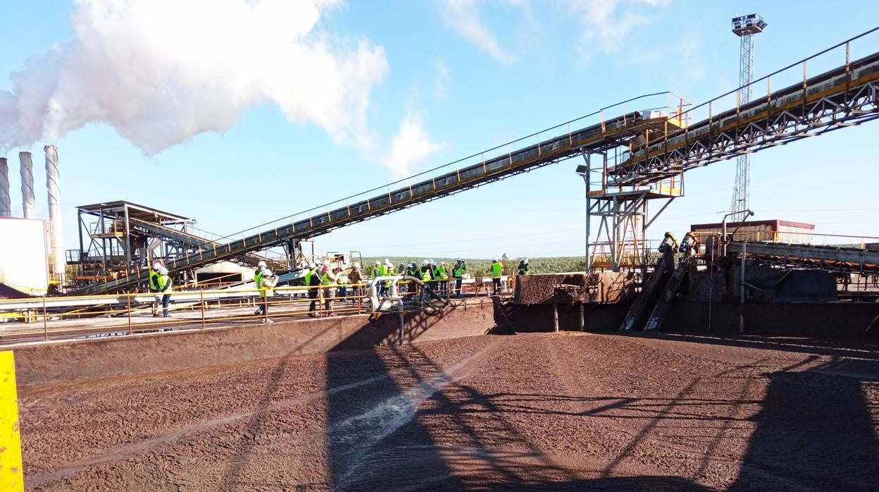 Balsa de alperujo en la planta extractora de aceite de orujo de oliva en Puente Genil (Córdoba)