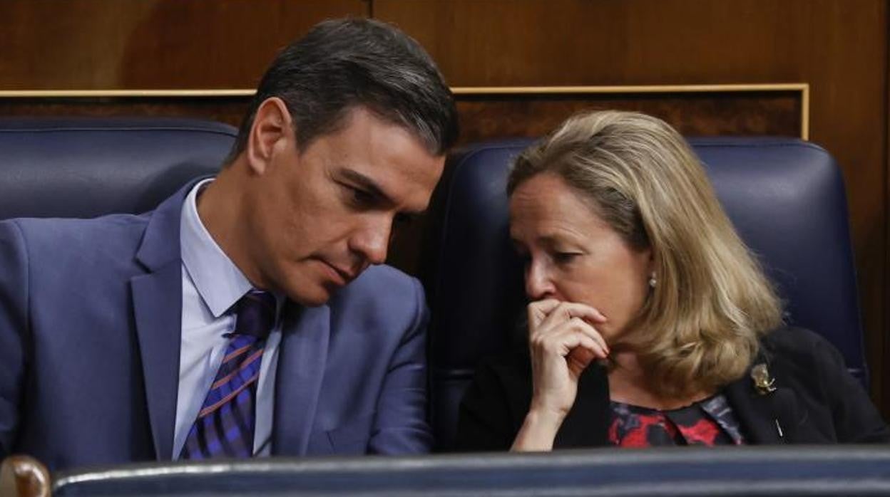El presidente del Gobierno, Pedro Sánchez (izda) junto a la vicepresidenta primera y ministra de Asuntos Económicos Nadia Calviño