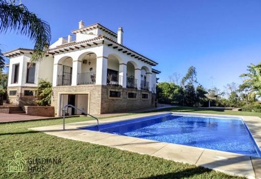 Chalet con piscina en la finca