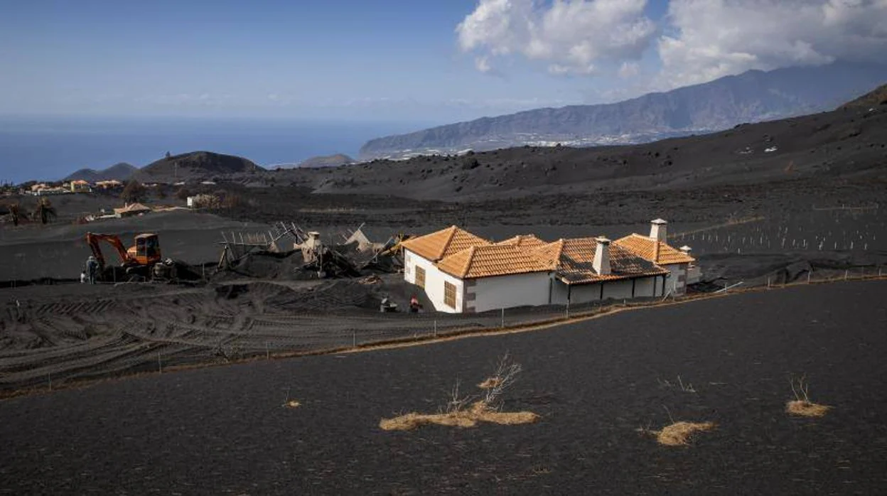 Una de las casas enterradas por el volcán en Cumbre VIeja
