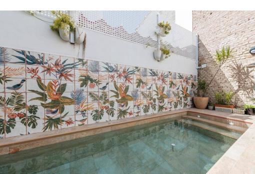 Piscina en el patio con azulejos